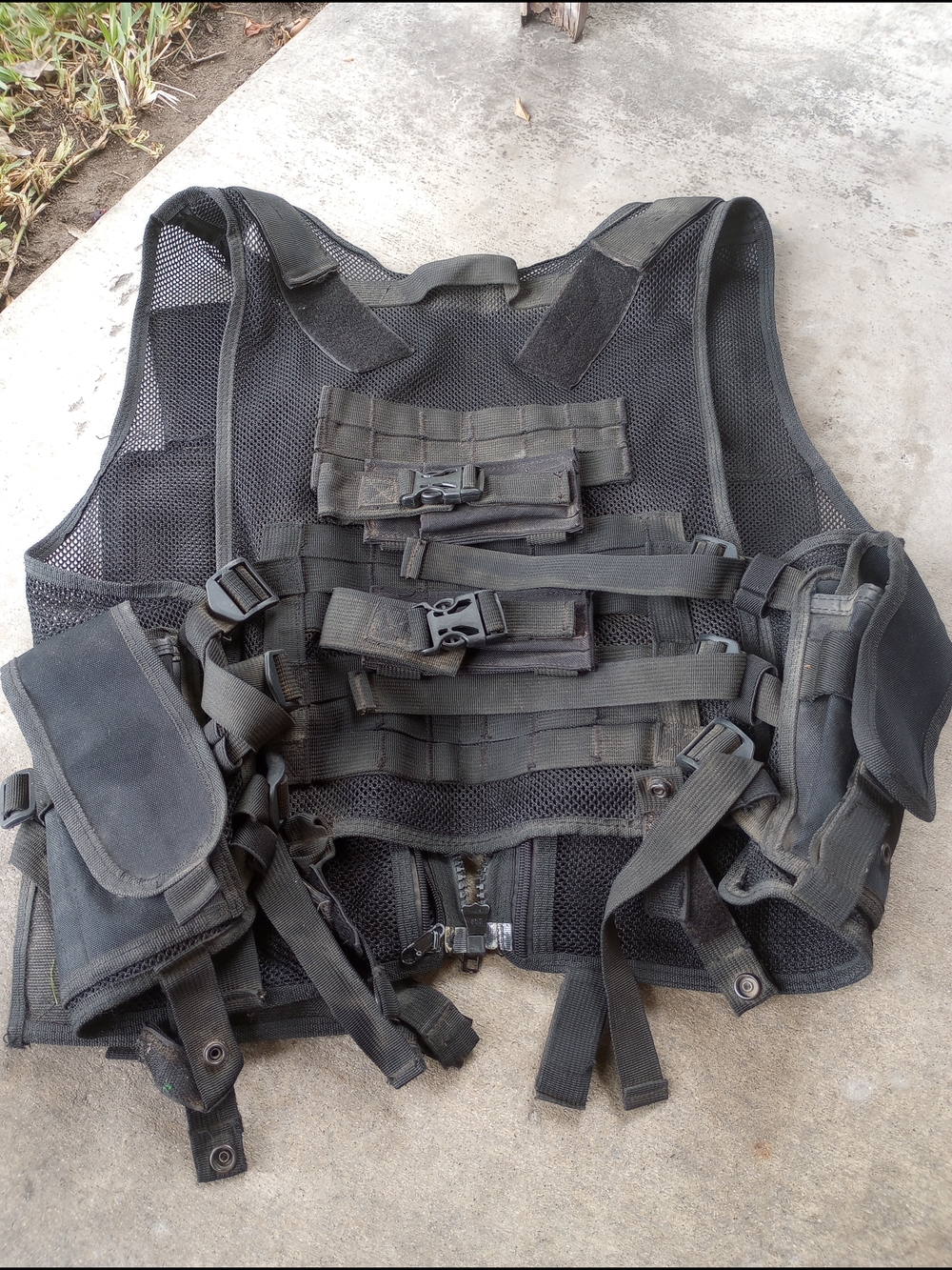 Black Tactical Utility Vest with Multiple Pouches. Size Medium. - Picture 2 of 3